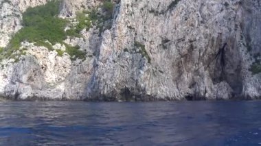 İtalya, Capri, ada turu sırasında tekne panoramik manzarası.