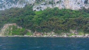 İtalya, Capri, ada turu sırasında tekne panoramik manzarası.