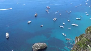 İtalya, Capri, Faraglioni körfezi görünümü