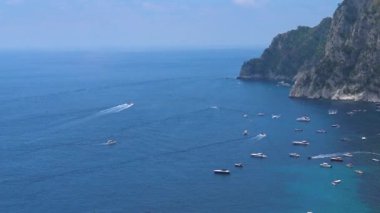İtalya, Capri, Faraglioni körfezi görünümü