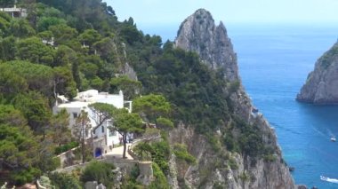 İtalya, Capri, ünlü doğal kaya yığınları görünümü. 