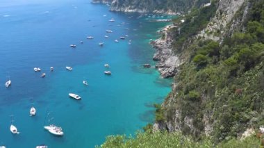 İtalya, Capri, Faraglioni körfezi görünümü