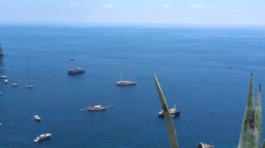 İtalya, Capri, ünlü doğal kaya yığınları görünümü. 