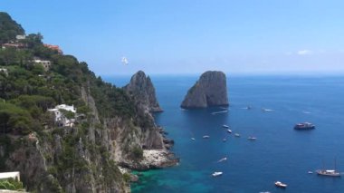 İtalya, Capri, ünlü doğal kaya yığınları görünümü. 