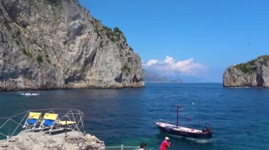İtalya, Capri, yığınları arkasında koy görünümü