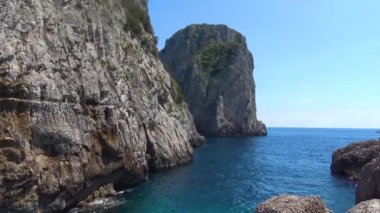 İtalya, Capri, ünlü doğal kaya yığınları görünümü. Yan görünüm