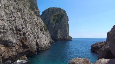 İtalya, Capri, ünlü doğal kaya yığınları görünümü. Yan görünüm