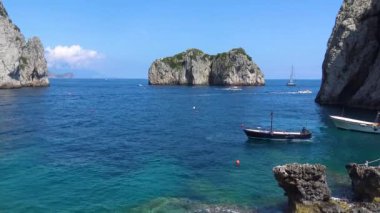 İtalya, Capri, yığınları arkasında koy görünümü