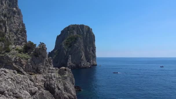 Italien Capri Blick Auf Die Berühmten Naturfelsen Seitenansicht — Stockvideo