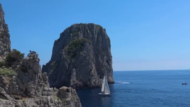 イタリア カプリ 有名な自然の岩のスタックの眺め 側面図 — ストック動画