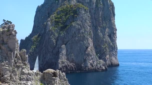 Italien Capri Blick Auf Die Berühmten Naturfelsen Seitenansicht — Stockvideo