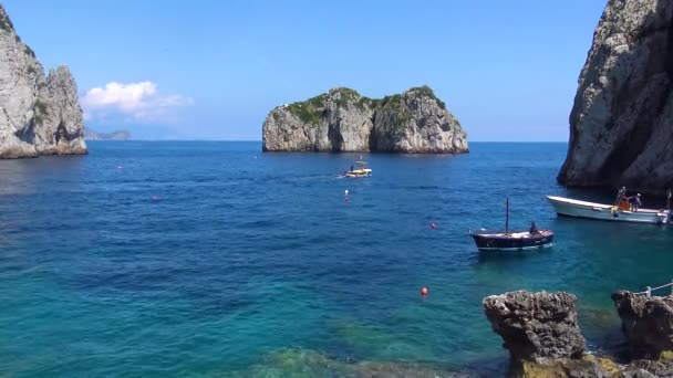 イタリア カプリ スタックの後ろの湾の眺め — ストック動画