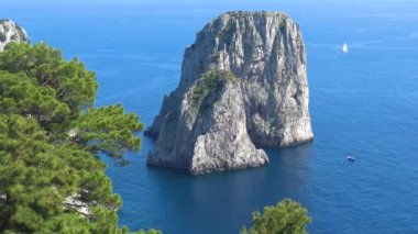 İtalya, Capri, ünlü doğal kaya yığınları görünümü