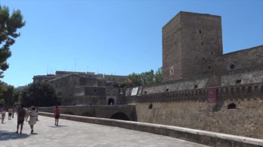 İtalya, Bari, turistler Svevo kalegirişine doğru kafa