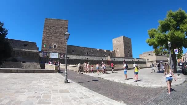 Italia Bari Los Turistas Dirigen Hacia Entrada Del Castillo Svevo — Vídeo de stock