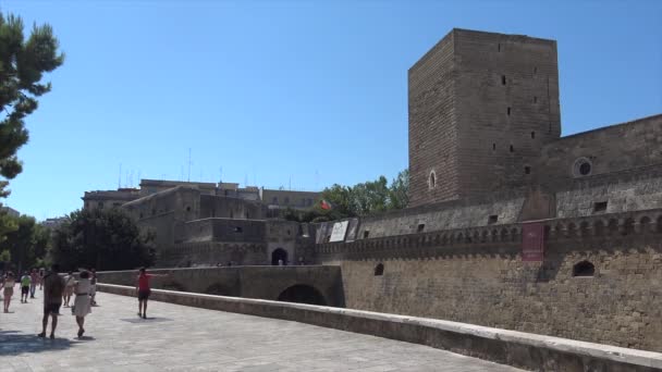 Ιταλία Μπάρι Τουρίστες Κατευθύνεται Προς Την Είσοδο Του Κάστρου Svevo — Αρχείο Βίντεο