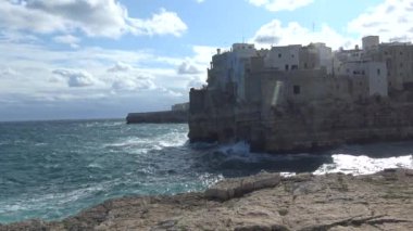 İtalya, Polignano a Mare, Monachile Lama Denizi manzarası. 
