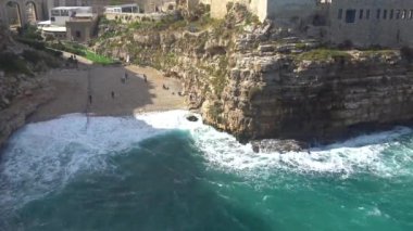 İtalya, Polignano a Mare, Monachile Lama Denizi manzarası. 