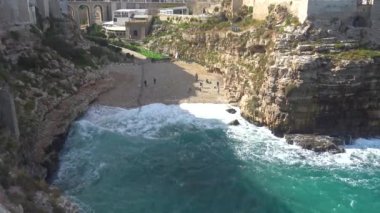 İtalya, Polignano a Mare, Monachile Lama Denizi manzarası. 