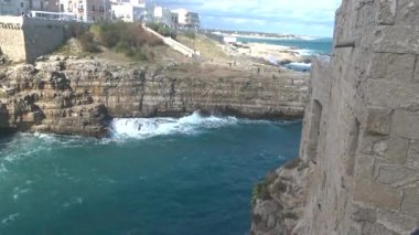 İtalya, Polignano a Mare, Monachile Lama Denizi manzarası. 