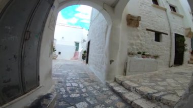 İtalya, Polignano a Mare, Ortaçağ 'ın tipik sokaklarında bir yürüyüş.