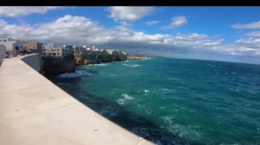 İtalya, Polignano a Mare, deniz manzaralı dar sokaklar yüzünden aşırı kaymış.