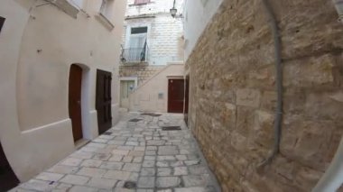 İtalya, Polignano a Mare, Ortaçağ 'ın tipik sokaklarında bir yürüyüş.