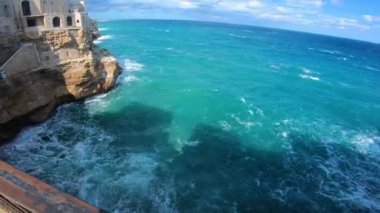 İtalya, Polignano a Mare, tarihi merkezde tipik bir terastan deniz manzarası