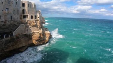 İtalya, Polignano a Mare, kayalara çarpan dalgaların detayları..