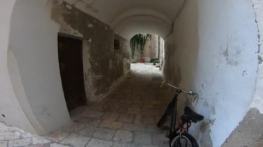 İtalya, Polignano a Mare, Ortaçağ 'ın dar sokaklarında bir yürüyüş.