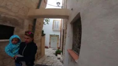İtalya, Polignano a Mare, Ortaçağ 'ın dar sokaklarında hiper hata