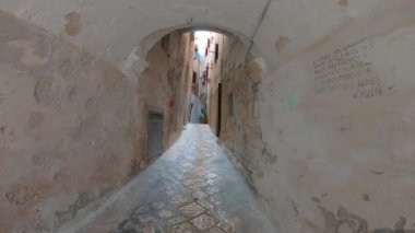 İtalya, Polignano a Mare, Ortaçağ 'ın tipik sokaklarında bir yürüyüş.