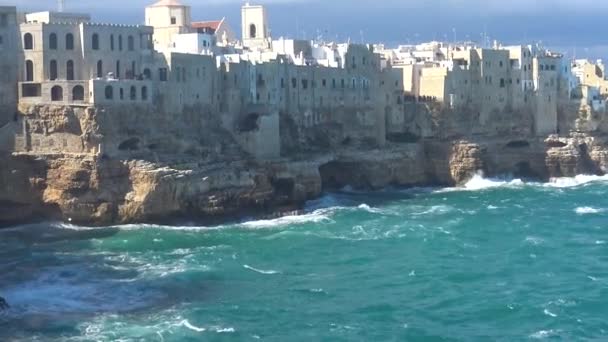 Italië Polignano Mare Uitzicht Huizen Met Uitzicht Ruwe Zee Inzoomen — Stockvideo