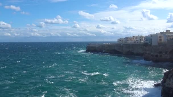 Ιταλία Polignano Mare Θέα Σπίτια Θέα Την Άγρια Θάλασσα — Αρχείο Βίντεο