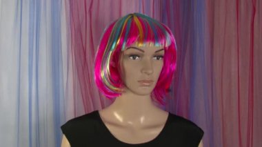 Moda videosu için 4K 50 fp 'lik peruklu bir kadın manken yakın çekim pozu veriyor.