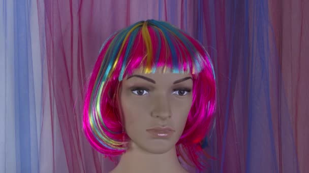 Manichino Femminile Posa Primo Piano Video Moda Con Parrucca Multicolore — Video Stock