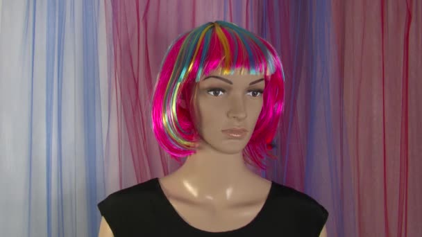 Manichino Femminile Posa Primo Piano Video Moda Con Parrucca Multicolore — Video Stock