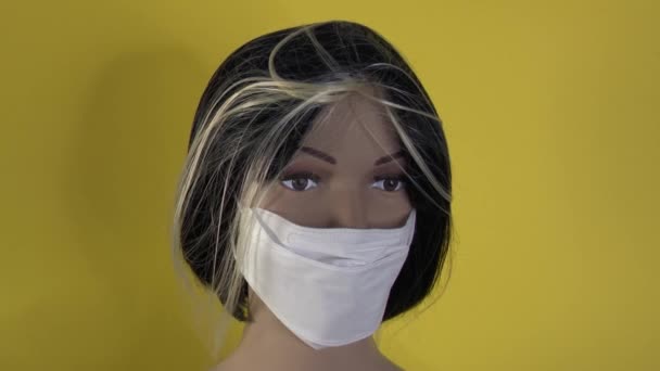 Manekin Wanita Berpose Close Untuk Video Mode Dengan Masker Antivirus — Stok Video