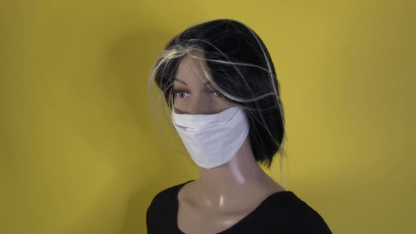 Manequim Feminino Posa Close Para Vídeo Moda Com Uma Máscara — Vídeo de Stock