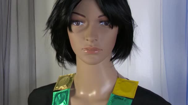 Maniquí Femenino Posa Cerca Para Video Moda Con Collar Condón — Vídeo de stock