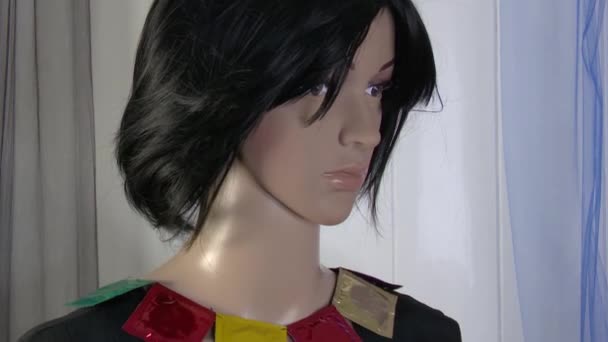 Mannequin Féminin Pose Close Pour Vidéo Mode Avec Collier Préservatif — Video