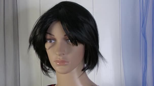 女性のマネキンはコンドームのネックレスとファッションビデオのためのクローズアップをポーズ4K Fps — ストック動画