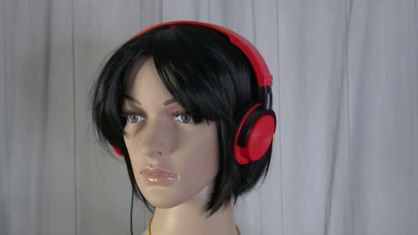 Γυναικεία Κούκλα Ποζάρει Στο Προσκήνιο Για Βίντεο Μόδας Στερεοφωνικά Ακουστικά — Αρχείο Βίντεο
