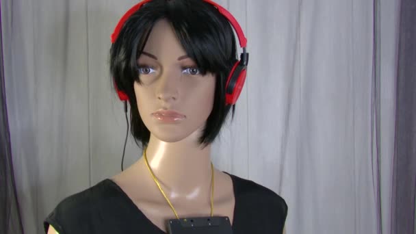 Female Mannequin Poses Foreground Fashion Video Stereo Headset Fps — Stock Video