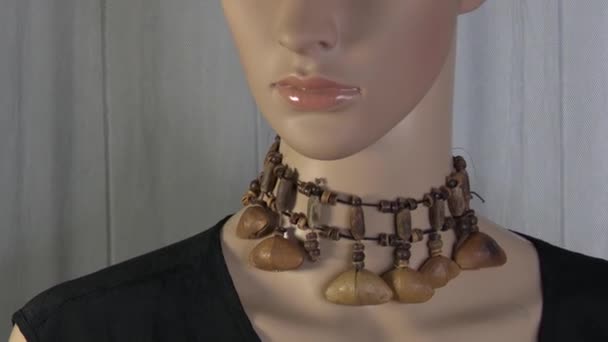 Vrouw Mannequin Poses Close Voor Mode Video Met Etnische Sieraden — Stockvideo