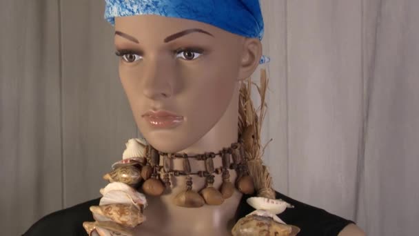 Maniquí Femenino Posa Cerca Para Video Moda Con Collar Conchas — Vídeos de Stock