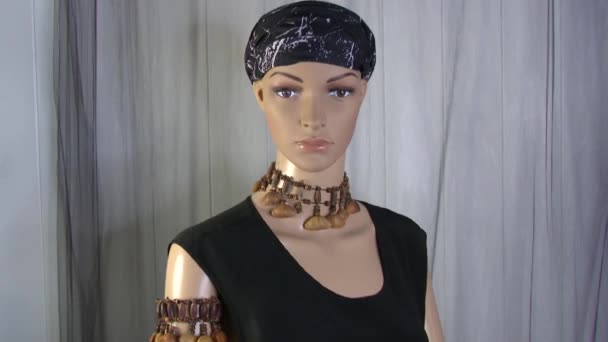 Female Mannequin Poses Close Fashion Video Ethnic Jewelry Fps — Stock Video