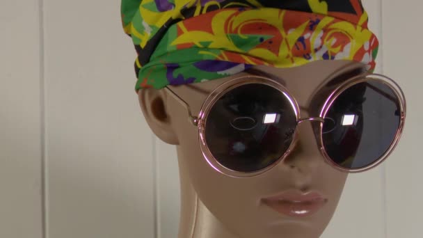 Kvinnelig Utstillingsdukke Stiller Seg Nærheten Motevideo Med Solbriller Fargerike Bånd – stockvideo