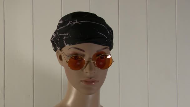 Maniquí Femenino Posa Cerca Para Video Moda Con Gafas Sol — Vídeos de Stock