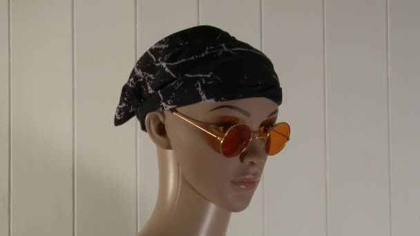 Maniquí Femenino Posa Cerca Para Video Moda Con Gafas Sol — Vídeos de Stock